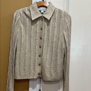 Beautiful short sweater in excellent condition